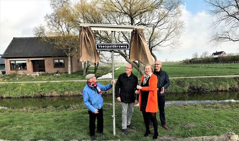 Het Hoogheemraadschap van Rijnland (HHR) heeft de werkzaamheden aan de Veenpoldersweg stilgelegd omdat er afschuiving van grond naar de hoofdwatergang langs de Westeinderweg heeft plaatsgevonden (archieffoto).