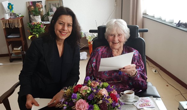 Lies de Jong wordt gefeliciteerd door Petra Sevinga, Stadsdeeldirecteur Leidschenveen-Ypenburg, namens burgemeester Krikke van Den Haag (Foto: Ap de Heus).