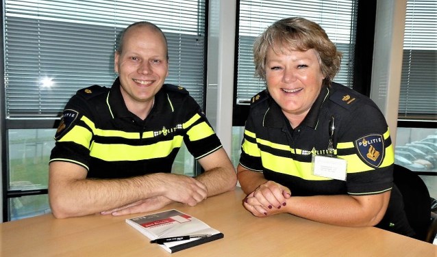 Teamchef Anouk Radloff en Operationeel specialist Dennis D. van der Sluis tijdens het bezoek aan het bureau (foto/tekst: Dick Muijs).