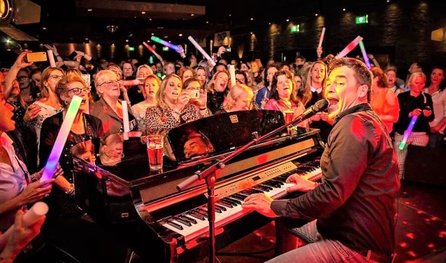Jeroen van der Boom zette de tent volledig op zijn kop met zijn optreden achter de piano (foto: Marc van Baasbank).
