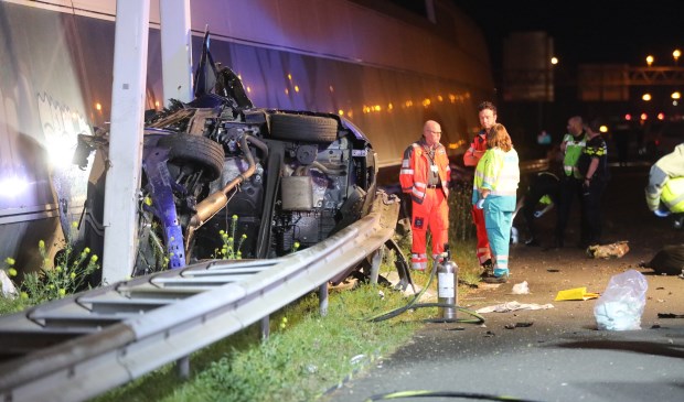 De personenauto kwam achter de vangrail terecht (foto: Regio15).