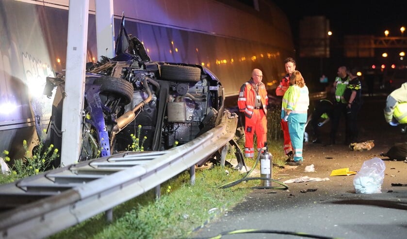De personenauto kwam achter de vangrail terecht (foto: Regio15).