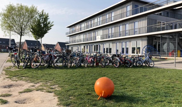 De school is finaal uit zijn jasje gegroeid. Er is ruimte genoeg voor noodgebouwen, maar dat ziet de gemeente niet zitten. Eerst leegstand elders opvullen, luidt de stellingname. (foto's: Denise Quik)