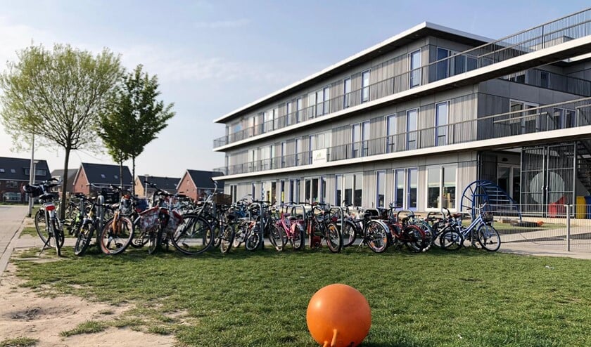 De school is finaal uit zijn jasje gegroeid. Er is ruimte genoeg voor noodgebouwen, maar dat ziet de gemeente niet zitten. Eerst leegstand elders opvullen, luidt de stellingname. (foto's: Denise Quik)