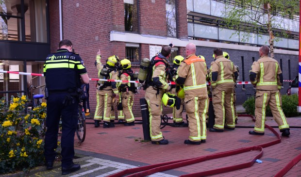Een groot aantal hulpverleners kwam ter plaatse om de woningen te ontruimen en te controleren en om hulp te verlenen aan de slachtoffers (foto: Sebastiaan Barel).