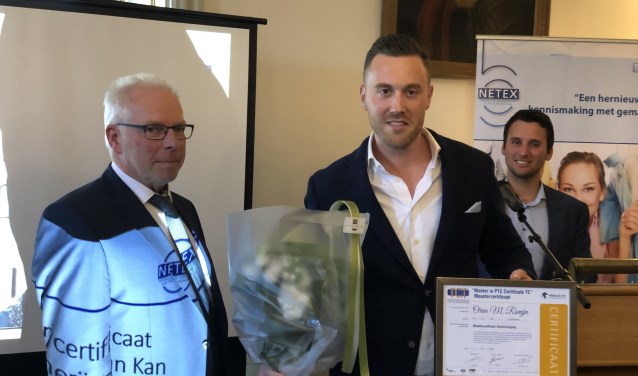 Orrin Romijn neemt het Master in PTC Certificaat in ontvangst (foto: pr).
