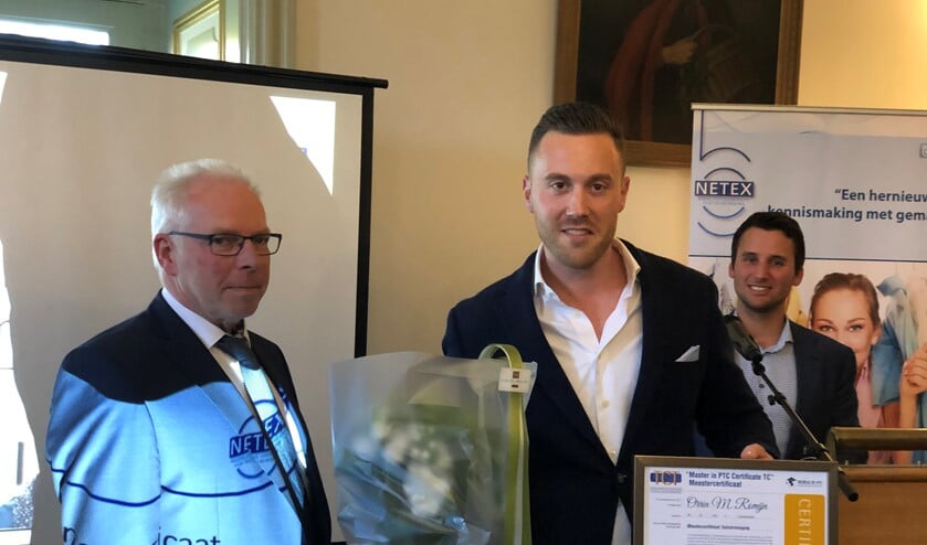 Orrin Romijn neemt het Master in PTC Certificaat in ontvangst (foto: pr).
