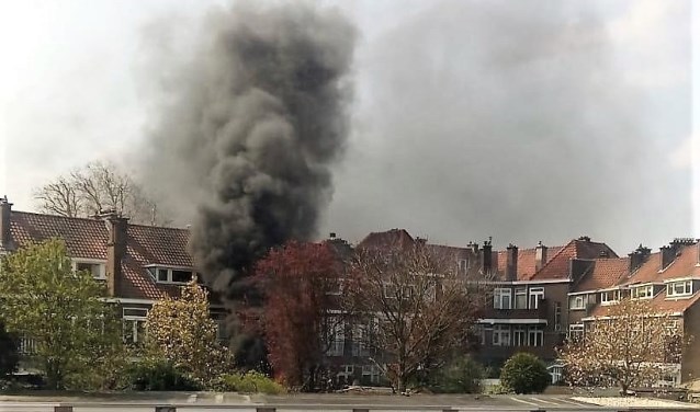 Grote rookwolken, afkomstig van een betrekkelijk klein brandje in een vuilcontainer (foto: Jens van der Steen).