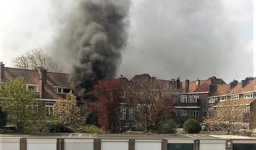 Grote rookwolken, afkomstig van een betrekkelijk klein brandje in een vuilcontainer (foto: Jens van der Steen).