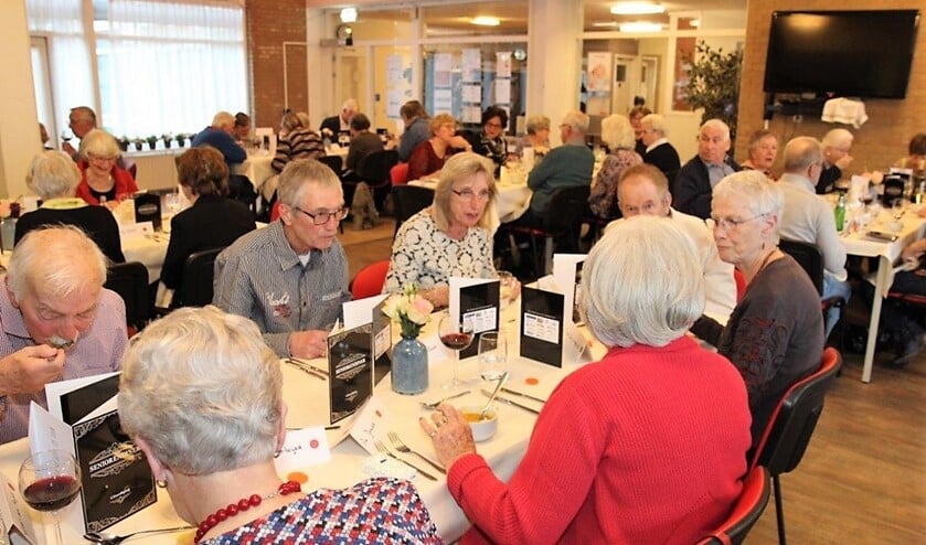 In een gezellige sfeer werd lekker gegeten en konden nieuwe contacten worden gelegd en oude bestendigd (foto: Ap de Heus).