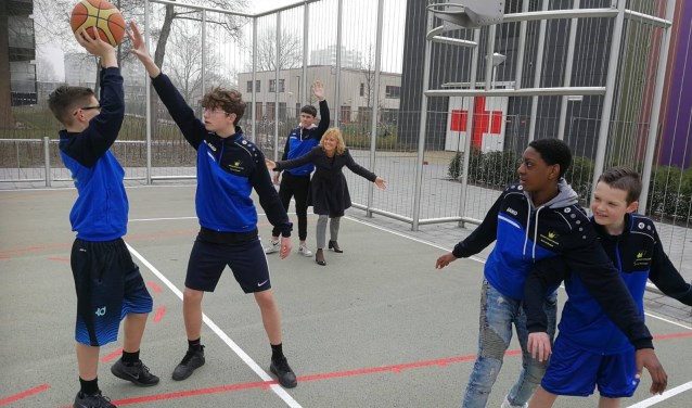 Op 22 maart mochten de ONC'ers alvast het Urban sportveld openen, een idee van de leerlingen. Naast het sportveld is er een wandel- en trimparcours gerealiseerd. Foto: pr