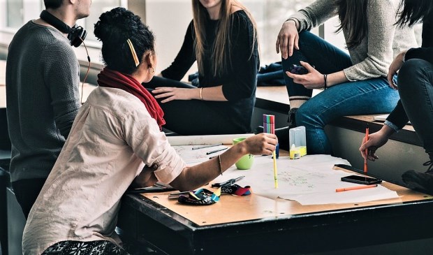 Organisaties die activiteiten aanbieden rond het betreffende thema, gaan nu met elkaar in gesprek om te toetsen of en op welke wijze hun activiteiten bijdragen aan de gestelde doelen, of er nog activiteiten missen waardoor bepaalde doelen niet behaald worden of dat er misschien juist overlap in het aanbod zit.