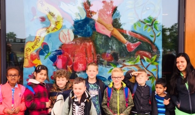 Het schilderij heeft een mooie plaats bij het raam gekregen. Foto: pr
