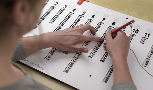 Met de in Voorburg ontwikkelde stemmal voor blinden en slechtzienden kunnen mensen met een visuele beperking zelfstandig stemmen (foto: pr).