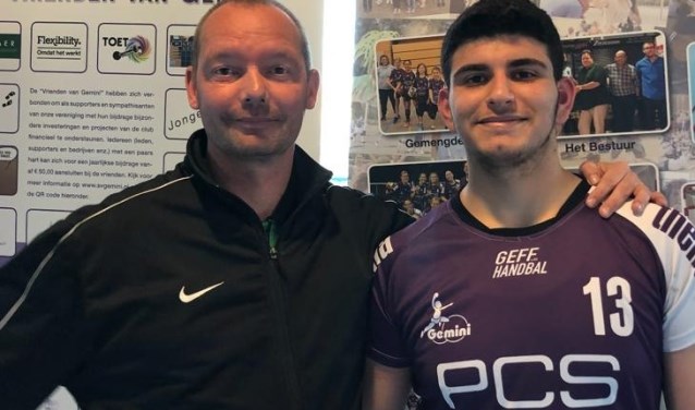 Oways heeft met hulp van zijn Sportmaatje zijn draai gevonden bij handbalvereniging Gemini. Foto: Peter Birdie / Piëzo