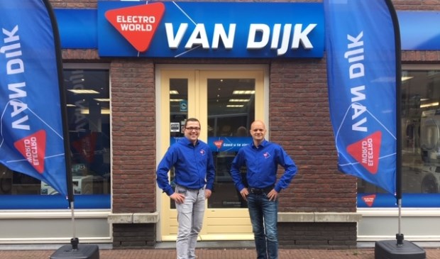 Electro World Van Dijk, Dorpsstraat 119, Zoetermeer. Links staat Joost Annema en rechts staat Marciano Henson.