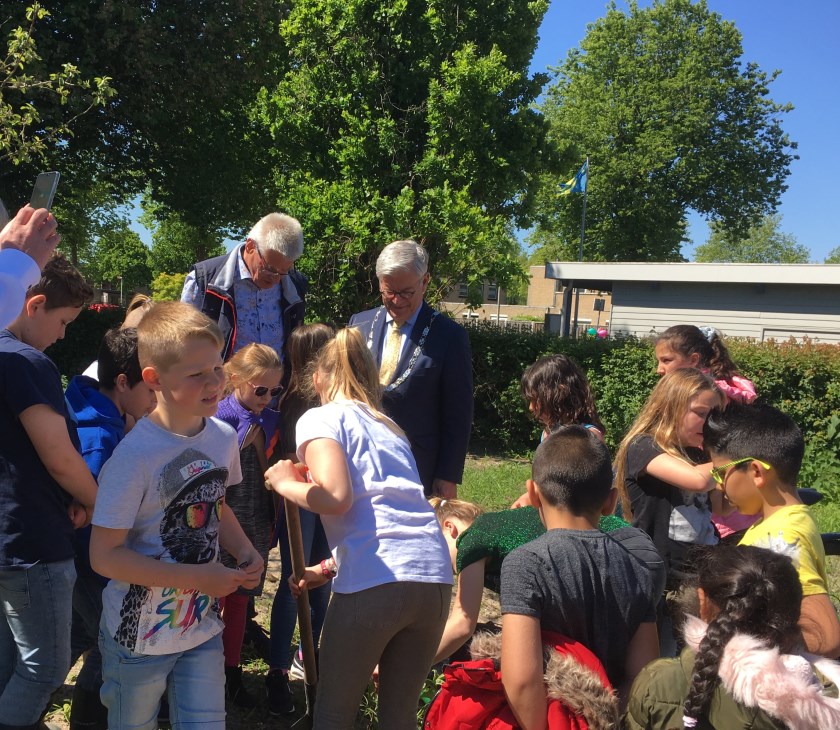 Op woensdag 15 mei heeft burgemeester Aptroot samen met scholieren en vrijwilligers de 'vernieuwde' wijktuin geopend. Foto: pr