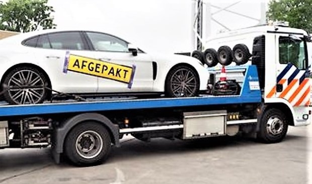 De in beslag genomen Porsche wordt door de politie afgevoerd (foto: politie).