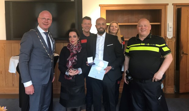 De huldiging van de heer Houbba voor zijn heldhaftige optreden (foto: gemeente LDVB).