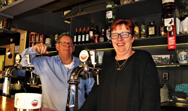 Ruud en José Scholtes stoppen na 30 jaar met het Café De Gouden Leeuw in Stompwijk, dat 100 jaar heeft bestaan, maar nu definitief dicht gaat (foto/tekst: Dick Janssen).