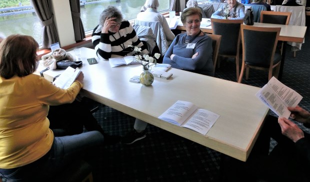 Tijdens de vaartocht werd genoten van een hapje en een drankje en uit volle borst meegezongen met allerlei bekende liederen (foto: pr ZB).