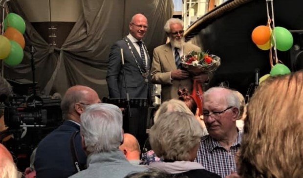 De heer De Haas kreeg de versierselen opgespeld, behorend bij zijn benoeming tot Lid in de Orde van Oranje-Nassau (foto: facebook De Hollandse Vloot).