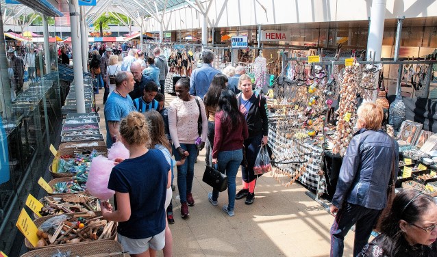 Drukte in winkelcentrum De Julianabaan tijdens het Voorjaarsfestival (foto: Michel Groen).