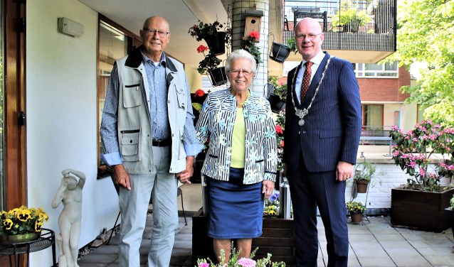 Het diamanten echtpaar Rozenburg met burgemeester Klaas Tigelaar (foto/tekst: Dick Janssen).
