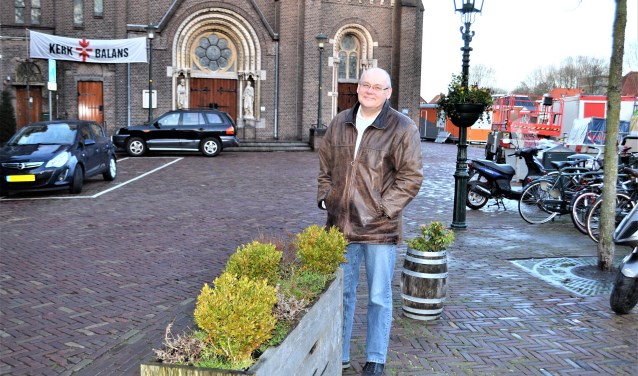 Peter van Dolen bij de sluis en de Petrus en Pauluskerk (foto: Inge Koot).