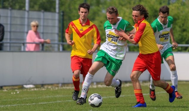 De mannen van trainer/coach Kenneth Soechit kunnen zich opmaken voor de nacompetitie om in de derde klas te blijven. Tekst: Wim Boevé / Foto: Franca Dobbe- Haaglanden Voetbal