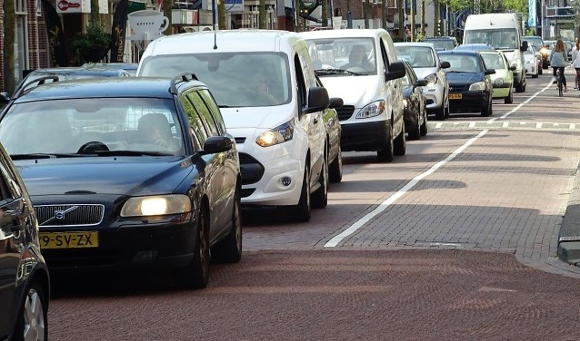 File op de Damlaan in Leidschendam Centrum. Welke maatregelen zijn er nodig om de bereikbaarheid en doorstroming te bevorderen? (foto: Ap de Heus).