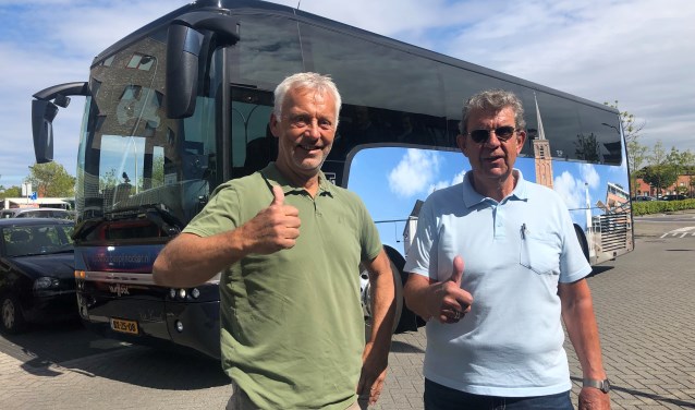 Gerrit Jasperse en Kees Draisma zijn volop maatschappelijk actief. Vorige week reed het gezelschap met een bus vol senioren voor een dagtochtje naar Monster.