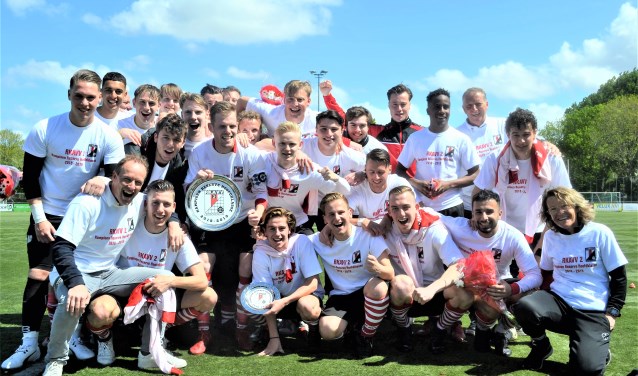 RKAVV 2 is kampioen van de zondag reserve hoofdklasse; linksonder Patrick v. Pruijssen (foto: Jonas Bloemen).