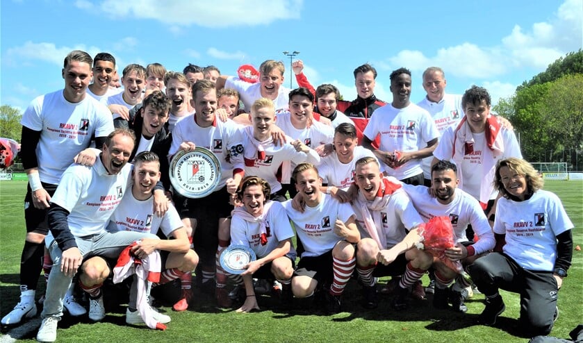 RKAVV 2 is kampioen van de zondag reserve hoofdklasse; linksonder Patrick v. Pruijssen (foto: Jonas Bloemen).