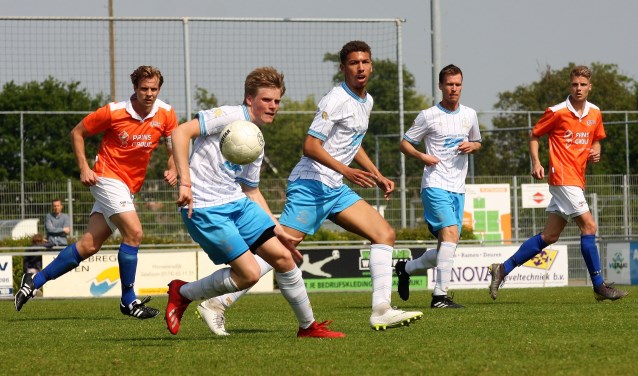 Forum Sport (Tom Bijen, Orlando Agues Ribeiro (0-1) & Marc du Chatenier) zette 'het andere Oranje' constant onder druk (foto: AW).