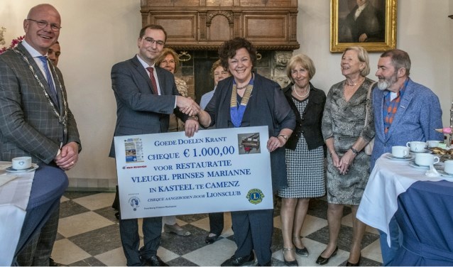 Overhandiging van de Lions-cheque voor restauratie van de pianovleugel Pr.Marianne (foto: Ronald Meekel).