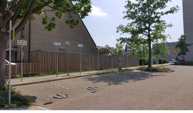 Gereserveerde, exclusieve parkeerplekken aan de zijkant van de Markt voor het stadsbestuur (college) terwijl de parkeerdruk voor de gewone burger in het Stadshart juist toeneemt. Foto: PvdA