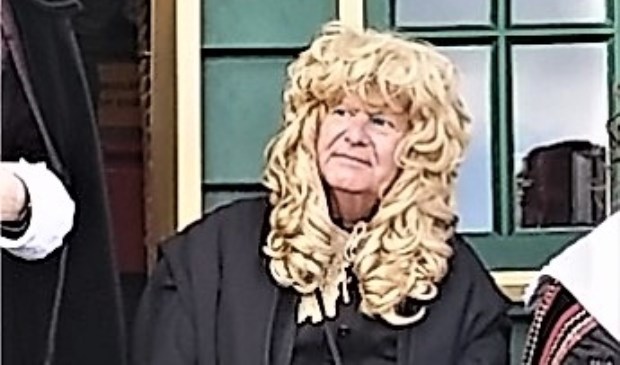 'Christiaan Huygens' in hoogst eigen persoon komt de molentuin bij De Vlieger openen (foto: pr).