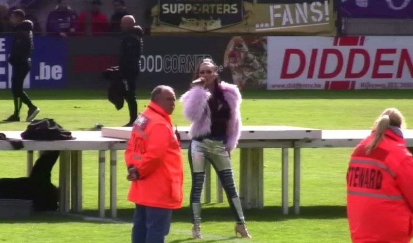 Miisz Gracie midden in het veld in het grote voetbalstadion van Patro Eisden Maasmechelen. Foto: pr