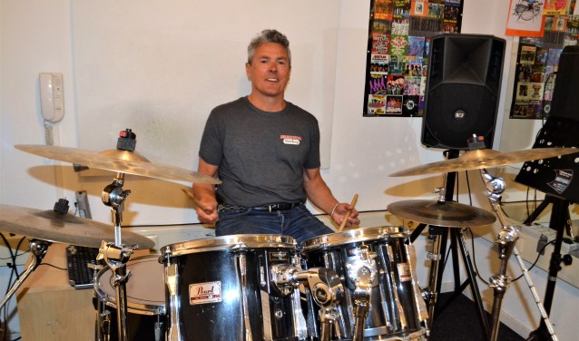 Paul Reijenga is naast eigenaar van de drumschool ook drummer bij de Voorburgse band The Raspersj (foto: pr).