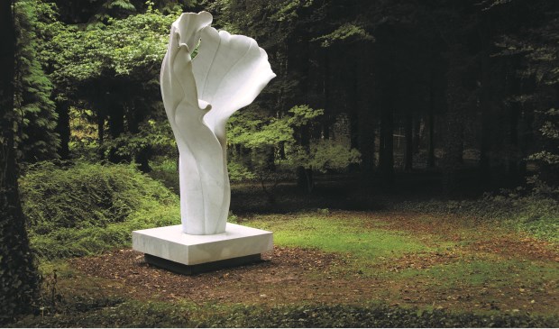 Helaine Blumenfeld, Spirit of Life, 2007. Marmer, 423 x 170 cm (foto: pr).
