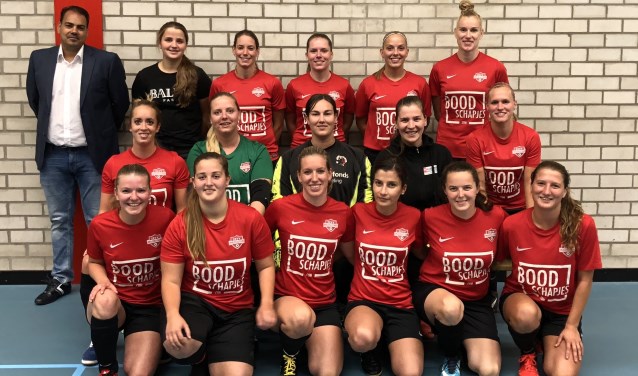 De damesafdeling van zaalvoetbalvereniging Mazzelstars timmert hard aan de weg. Foto: pr