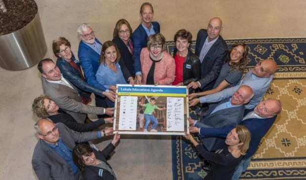 Wethouder Bouw en partijen ondertekenen Lokale Educatieve Agenda (Foto: Buro JP)