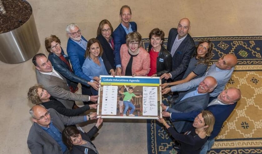 Wethouder Bouw en partijen ondertekenen Lokale Educatieve Agenda (Foto: Buro JP)