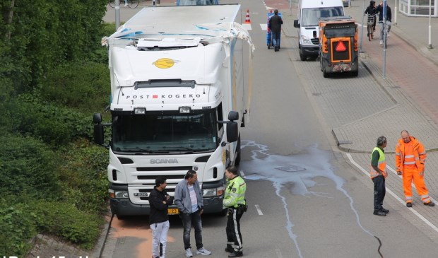 De bovenkant van de vrachtwagen liep flinke schade op. Foto: Roy Wolters / Regio15