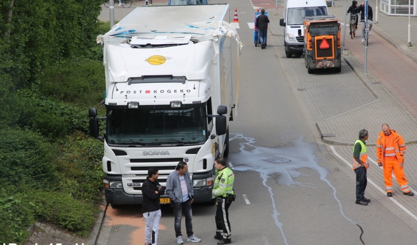 De bovenkant van de vrachtwagen liep flinke schade op. Foto: Roy Wolters / Regio15