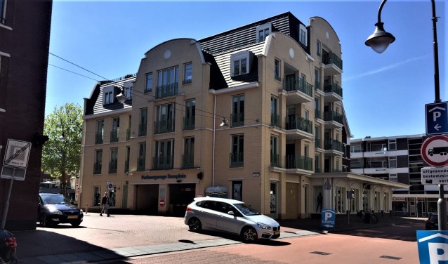 De ingang van de parkeergarage Damplein, waarin vanaf juni een blauwe zone wordt ingevoerd (foto: pr gemeente LDVB).