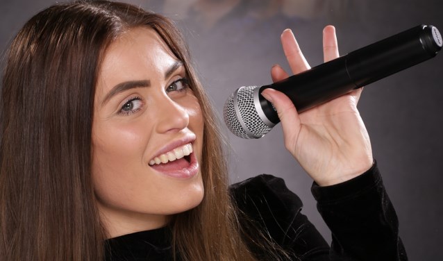 Sweet Lake Karaoke verzorgt een complete show onder begeleiding van Charlene Bakker. Foto: pr