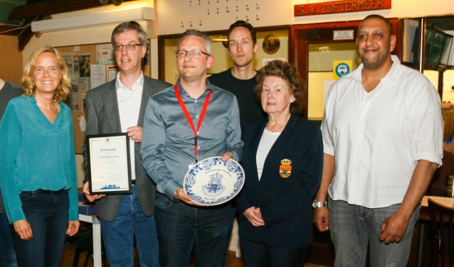 Officieel moment met wethouder Ingeborg ter Laak (l.) en mevrouw Lejeune (voorzitster District 3 van de KNSA). Foto: pr