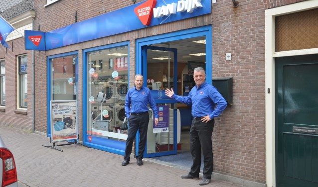 Dick Westerman en Peter de Roos bij de winkel aan de Oostlaan in Pijnacker.